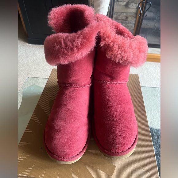 💯 AUTHENTIC- RED BAILEY BUTTON SHORT UGGS - SIZE 7 -ORIGINAL BOX- WORN ONCE !!! - Picture 4 of 10